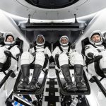 NASA-ini astronauti Shannon Walker, Victor Glover i Mike Hopkins, te astronaut Soichi Noguchi iz Japanske agencije za svemirsko istraživanje - koji čine posadu NASA-ine misije Crew-1 - unutar SpaceX-ove letjelice Crew Dragon.